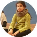 Enfance_et_attention_mindfulness_fille_jaune