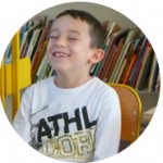 Enfance_et_attention_mindfulness_garçon_blanc_sourire_sourire