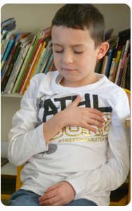 Enfance_et_attention_mindfulness_garçon_blanc_main