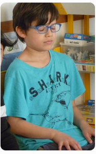 Enfance_et_attention_mindfulness_garçon_bleu-vert